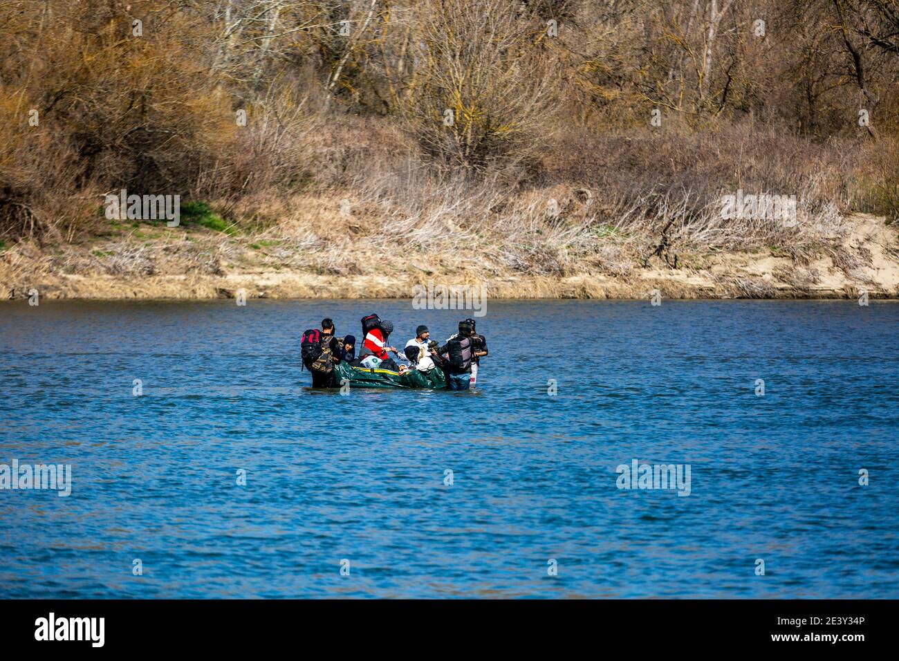 Edirne, Turquie - 4 mars 2020 : des réfugiés syriens, afghans et autres tentent d'atteindre l'Europe par bateau, de l'autre côté de la frontière grecque, depuis la Turquie Banque D'Images