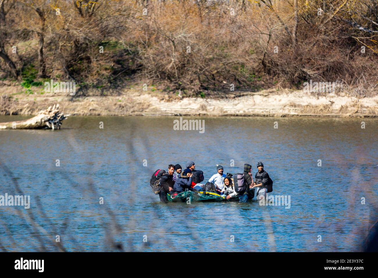 Edirne, Turquie - 4 mars 2020 : des réfugiés syriens, afghans et autres tentent d'atteindre l'Europe par bateau, de l'autre côté de la frontière grecque, depuis la Turquie Banque D'Images