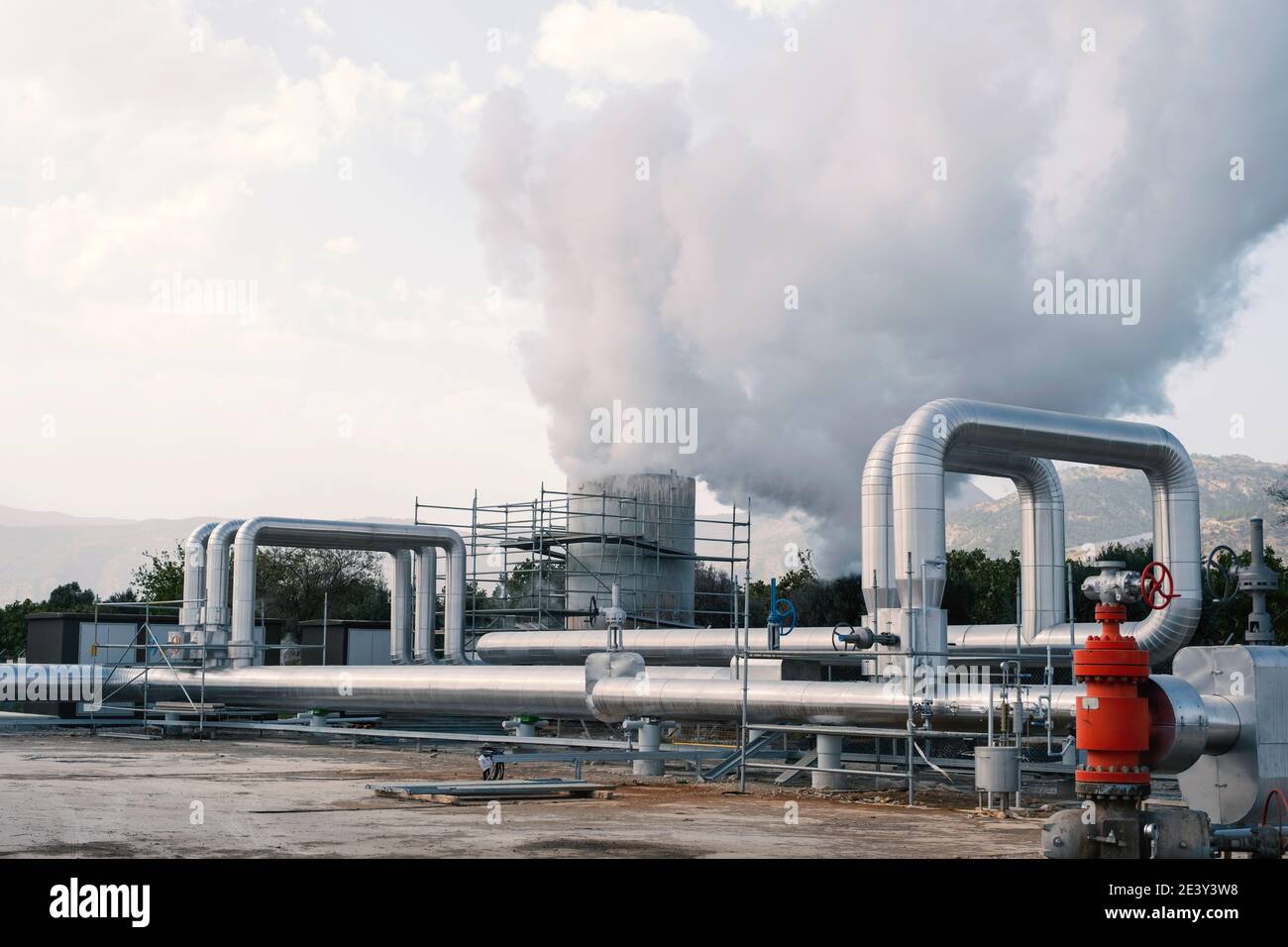 Centrale géothermique. Spider Web Pipeline, séparateur de la centrale géothermique de Buhearkent, Turquie pour l'énergie renouvelable verte dans le monde. Banque D'Images