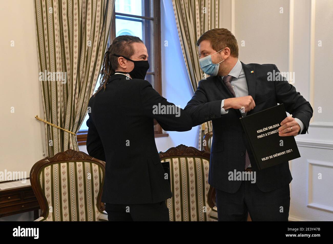 Prague, République tchèque. 21 janvier 2021. Le président du parti des pirates tchèques Ivan Bartos (à gauche) et le président de STAN vit Rakusan signent leur accord de coalition à Prague, République tchèque, le 21 janvier 2021. Crédit : Michal Kamaryt/CTK photo/Alay Live News Banque D'Images