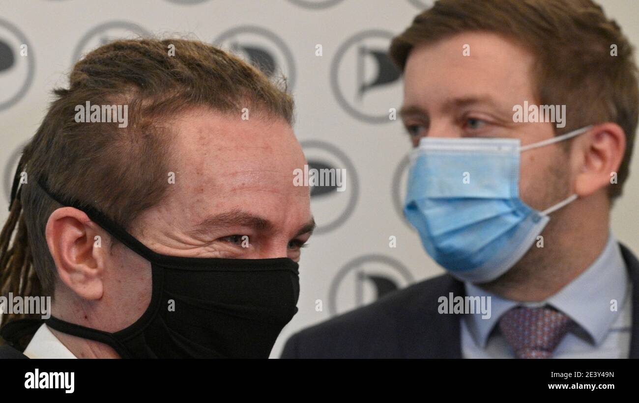 Prague, République tchèque. 21 janvier 2021. Le président du parti des pirates tchèques Ivan Bartos (à gauche) et le président de STAN vit Rakusan signent leur accord de coalition à Prague, République tchèque, le 21 janvier 2021. Crédit : Michal Kamaryt/CTK photo/Alay Live News Banque D'Images