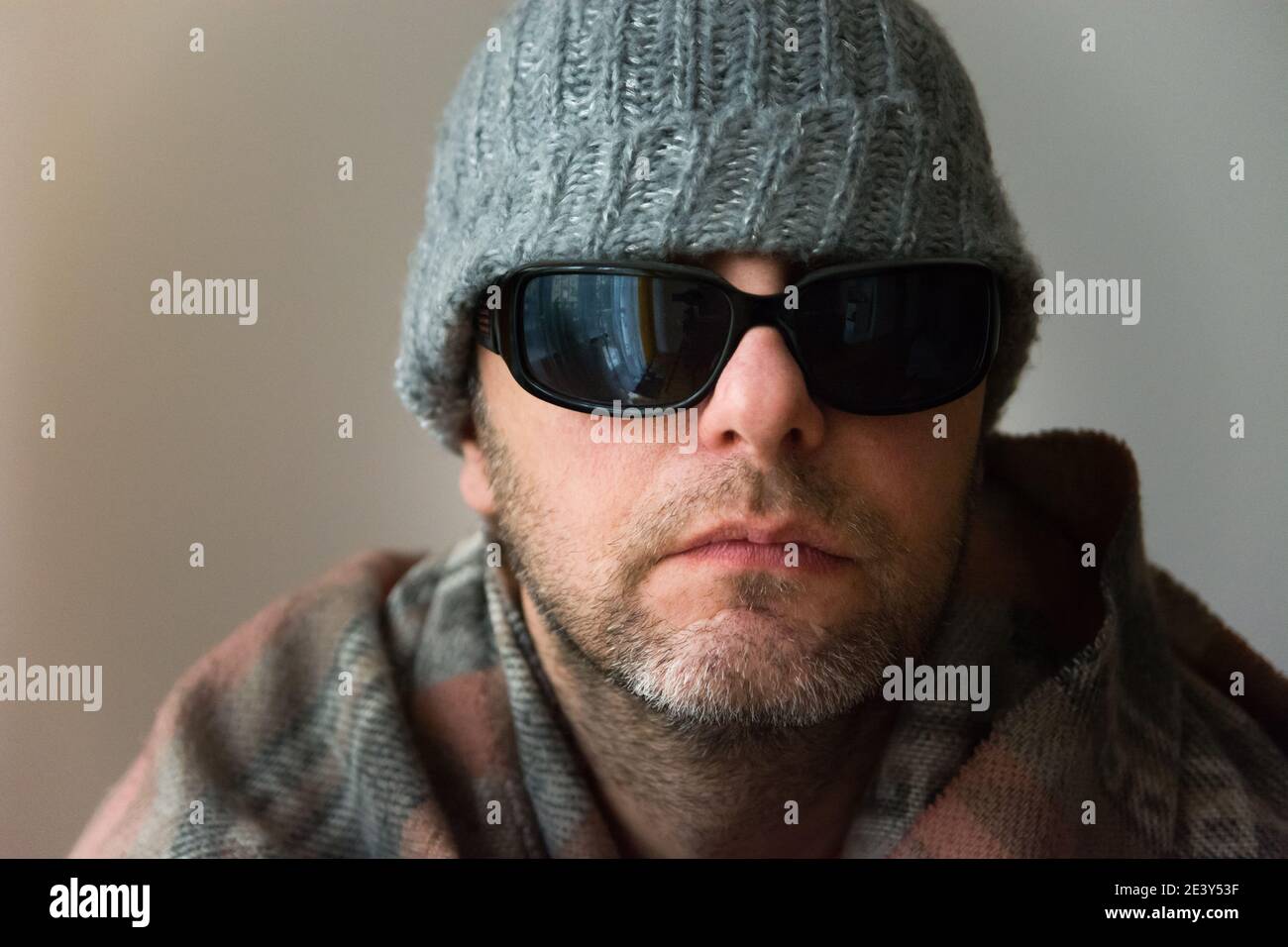 Un homme avec une barbe avec des lunettes et un chapeau d'hiver, portrait Banque D'Images