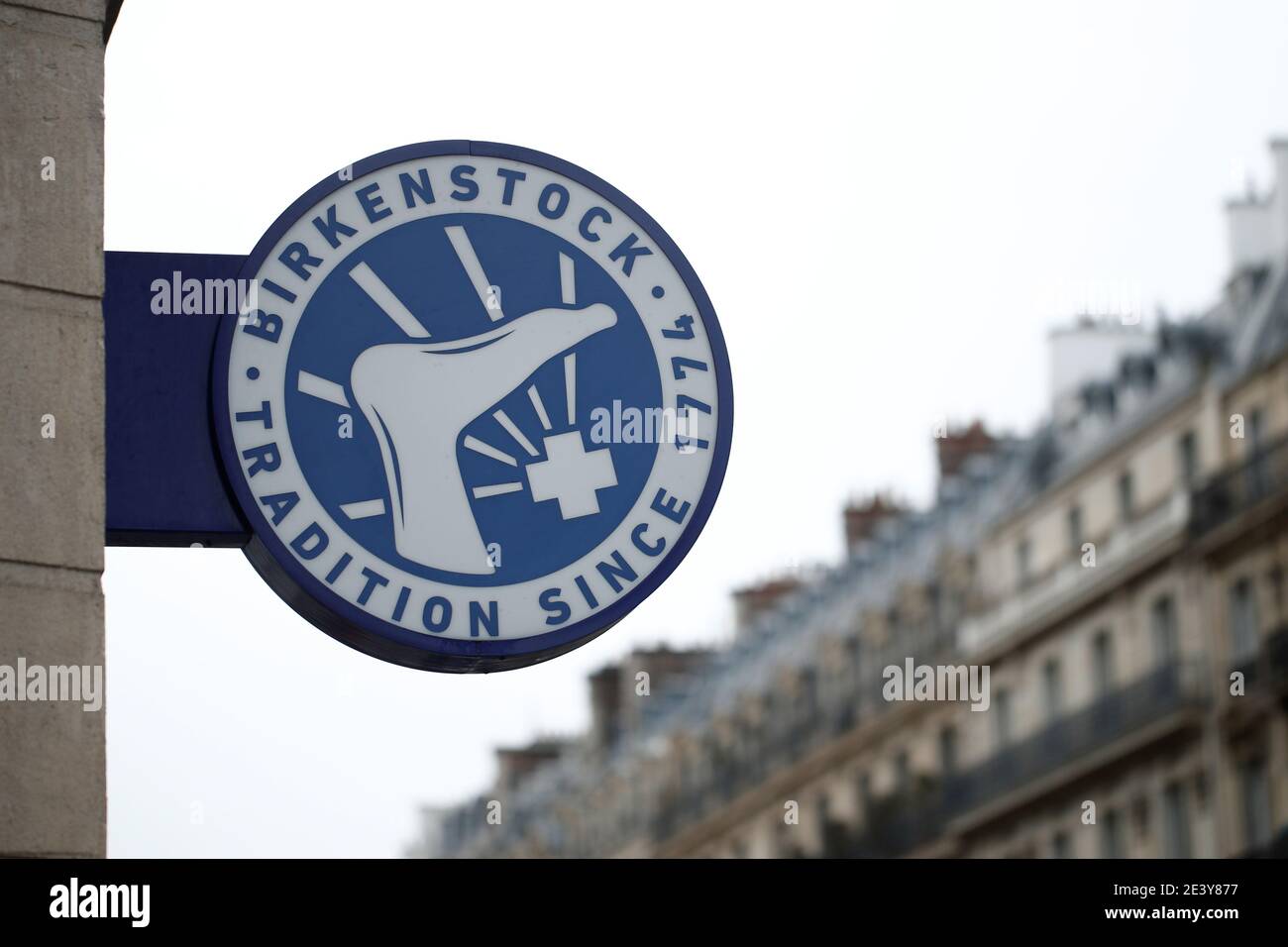 Un logo à l'extérieur d'un magasin de chaussures Birkenstock à Paris, France,  le 21 janvier 2021. REUTERS/Benoit Tessier Photo Stock - Alamy