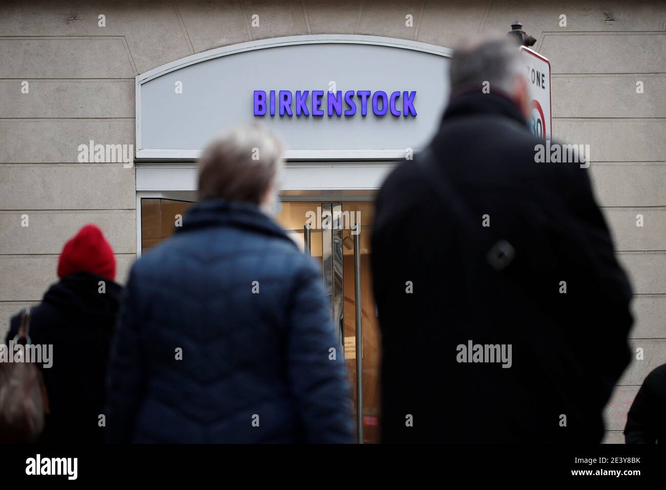 Un logo à l'extérieur d'un magasin de chaussures Birkenstock à Paris,  France, le 21 janvier 2021. REUTERS/Benoit Tessier Photo Stock - Alamy