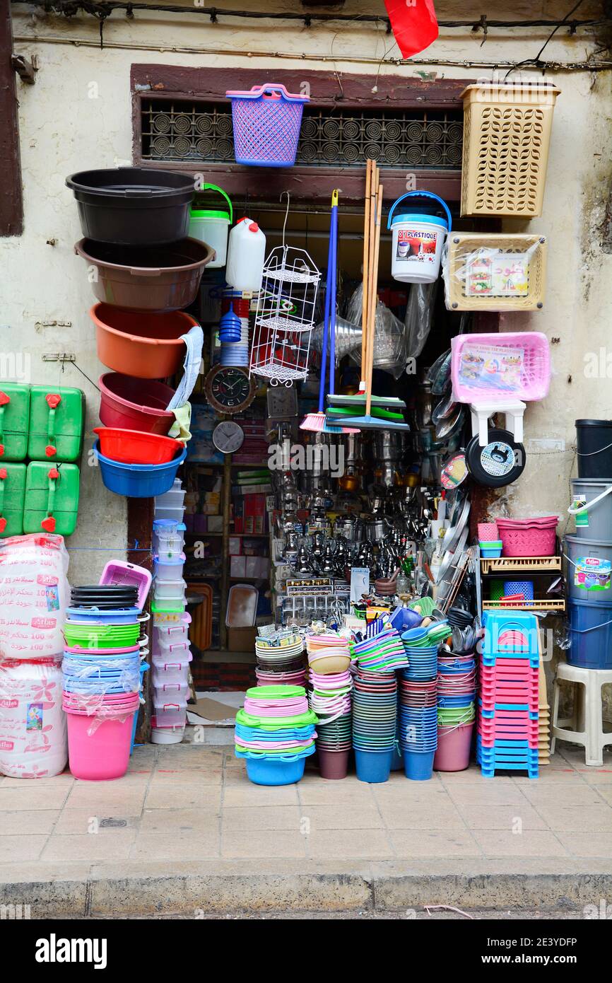 Fès, Maroc - 20 novembre 2014 : petit magasin d'approvisionnement domestique dans le souk de la vieille ville appelée Médina Banque D'Images