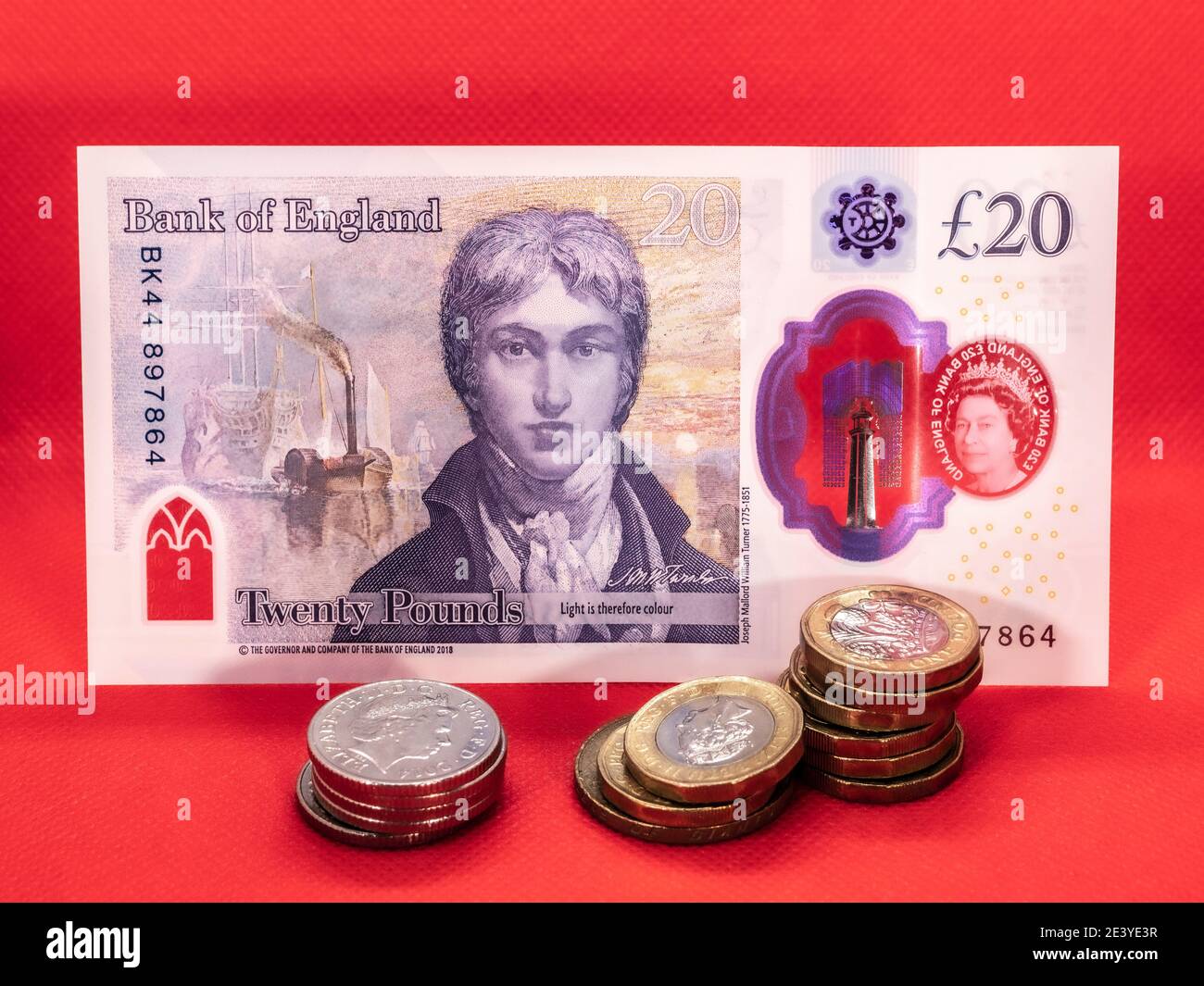 Un nouveau billet de 20 £ vingt livres avec des pièces en livres sterling. Ces nouvelles notes en polymère, mettant en vedette l'artiste JMW Turner, sont entrées en circulation en Grande-Bretagne en 2020. Banque D'Images