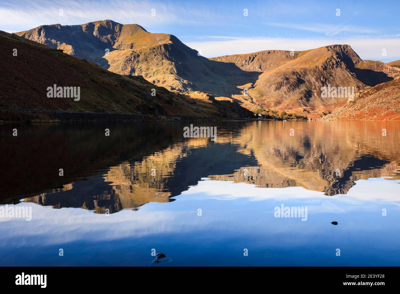 Eau encore du lac Llyn Ogwen reflétant les montagnes y Garn et Foel Goch dans le parc national de Snowdonia. Ogwen Valley, Gwynedd, pays de Galles du Nord, Royaume-Uni, Grande-Bretagne Banque D'Images