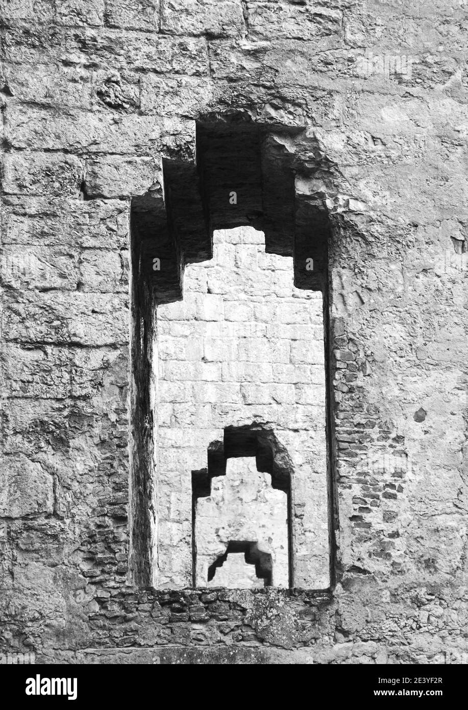 Cadres de fenêtres dans les murs du pont Valentre à Cahors (France). Arrière-plan abstrait. Photo noir et blanc. Banque D'Images