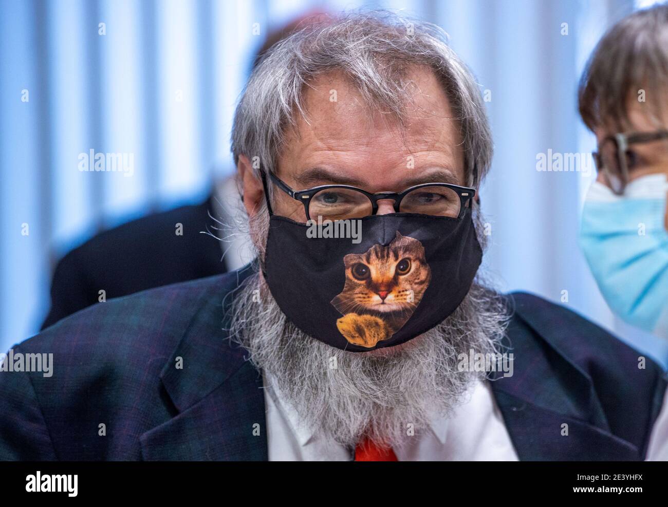 21 janvier 2021, Mecklembourg-Poméranie occidentale, Schwerin : Ralph Weber, membre du Parlement d'Etat de l'AfD et directeur parlementaire de la faction AfD au Parlement d'Etat de Mecklembourg-Poméranie occidentale, porte un masque de tous les jours avec un motif chat lors de la session spéciale du Parlement d'Etat de Mecklembourg-Poméranie occidentale sur la situation actuelle de Corona. Après l'extension du confinement en Allemagne jusqu'en 14.02.2021, le Parlement de l'État de Schwerin discute des étapes suivantes dans le Mecklembourg-Poméranie occidentale. Photo: Jens Büttner/dpa-Zentralbild/dpa Banque D'Images