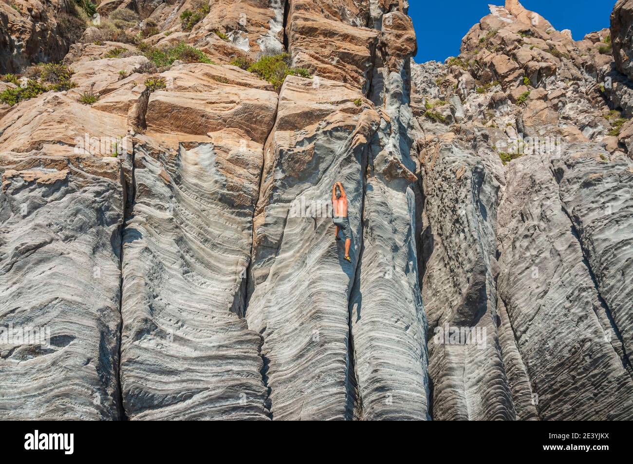 Homme grimpant sur les falaises de Bassiluzzo Banque D'Images