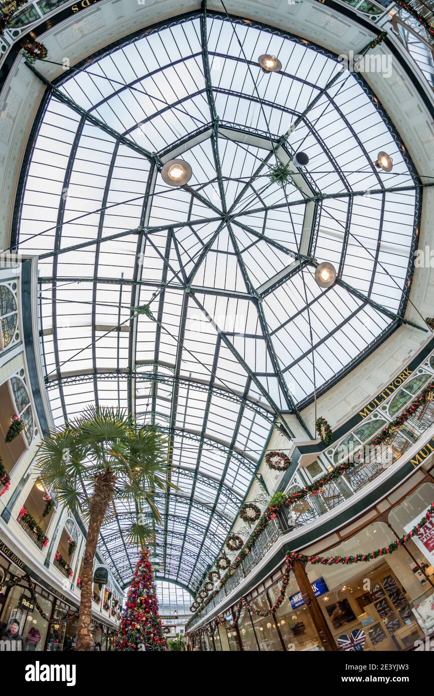 Wayfarers Arcade (anciennement Leyland Arcade et Burton Arcade) une structure classée Grade II sur Lord St dans la ville balnéaire de Southport, Merseyside Banque D'Images