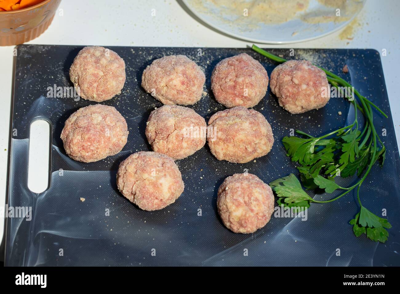 Cuisson des côtelettes de viande. Boulettes de viande semi-finies sur une planche à découper. Banque D'Images