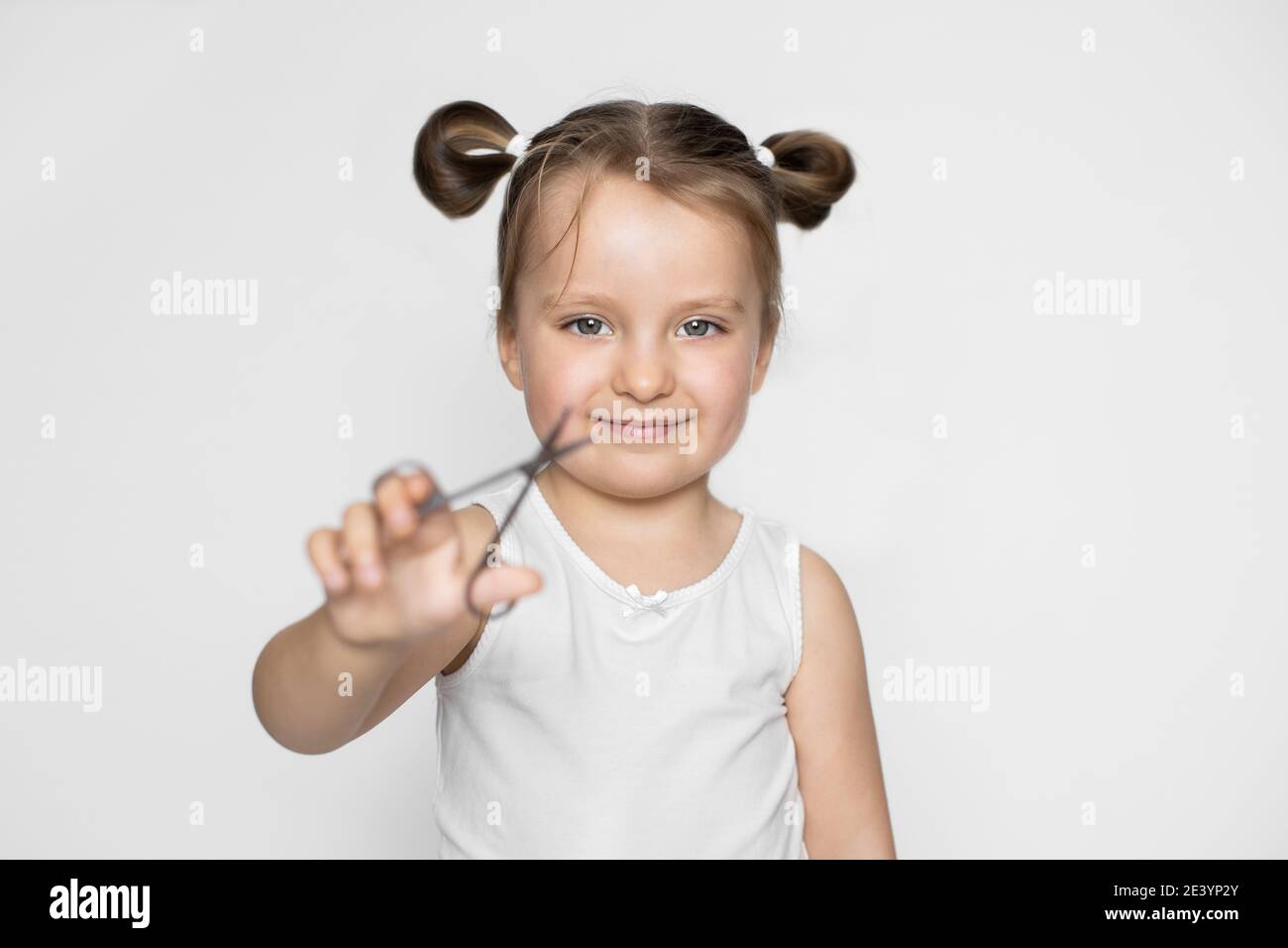 Bonne Fille De 3 Ans Jeune Fille Tenant Des Ciseaux Pour Couper Les Ongles De L Enfant Souriant A L Appareil Photo Concept D Hygiene Des Ongles De Bebe Gros Plan Isole Sur Blanc Photo