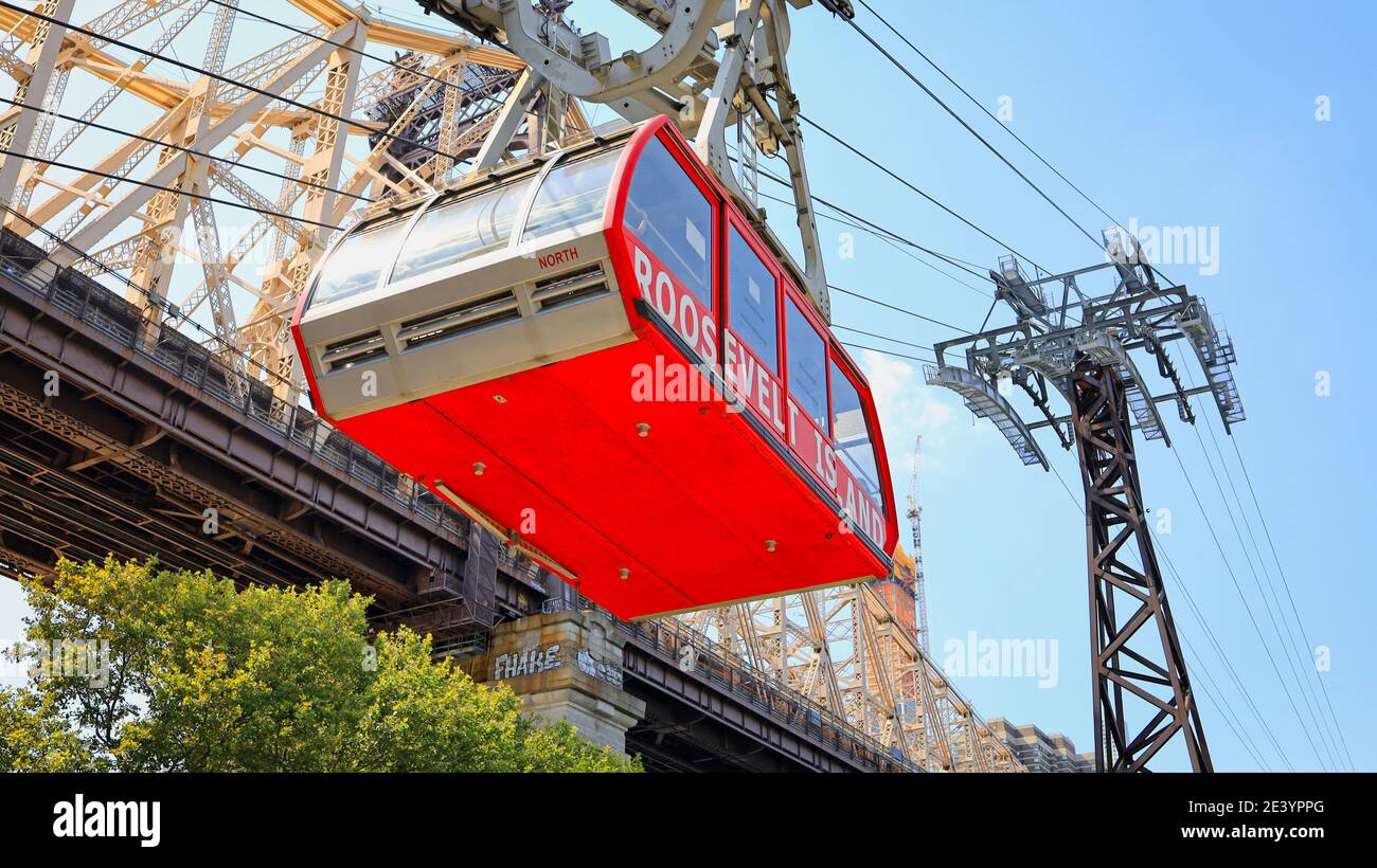 New York, NY, États-Unis - 2 janvier 2021 : tramway de Roosevelt Island en route vers Manhattan à côté du pont Queensboro Banque D'Images