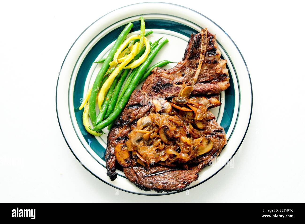 steak de côtes et champignons sautés, oignons et légumes Banque D'Images