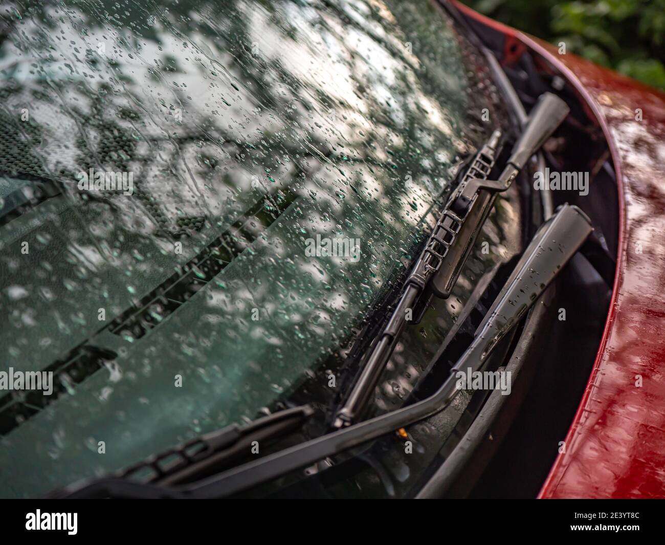 Gros plan des essuie-glaces de pare-brise de voiture dans la voiture rouge Banque D'Images