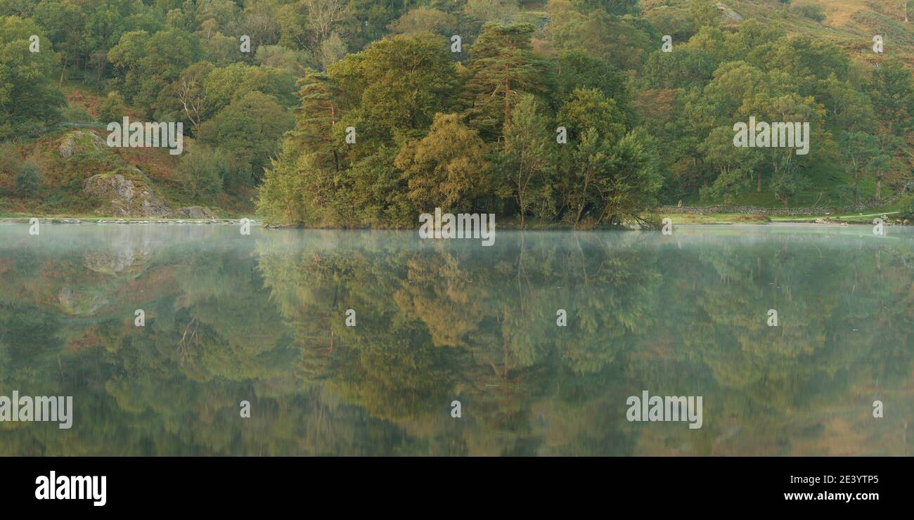 Réflexions matinales paisibles dans un lac calme. Rydal Water, Lake District, Royaume-Uni. Banque D'Images