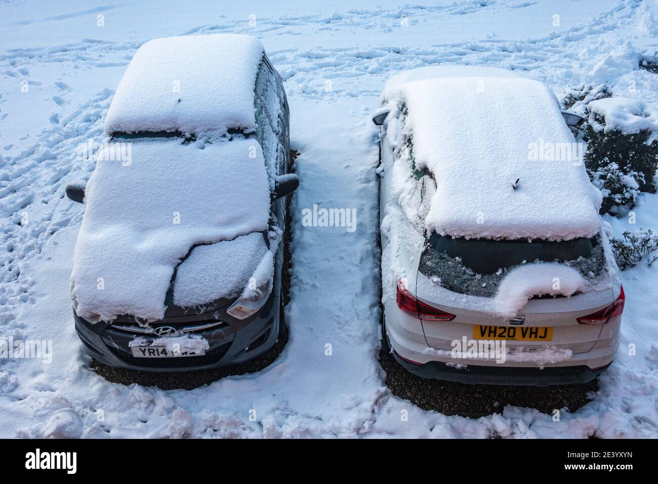 Vue depuis le dessus de deux voitures couvertes de neige épaisse Banque D'Images