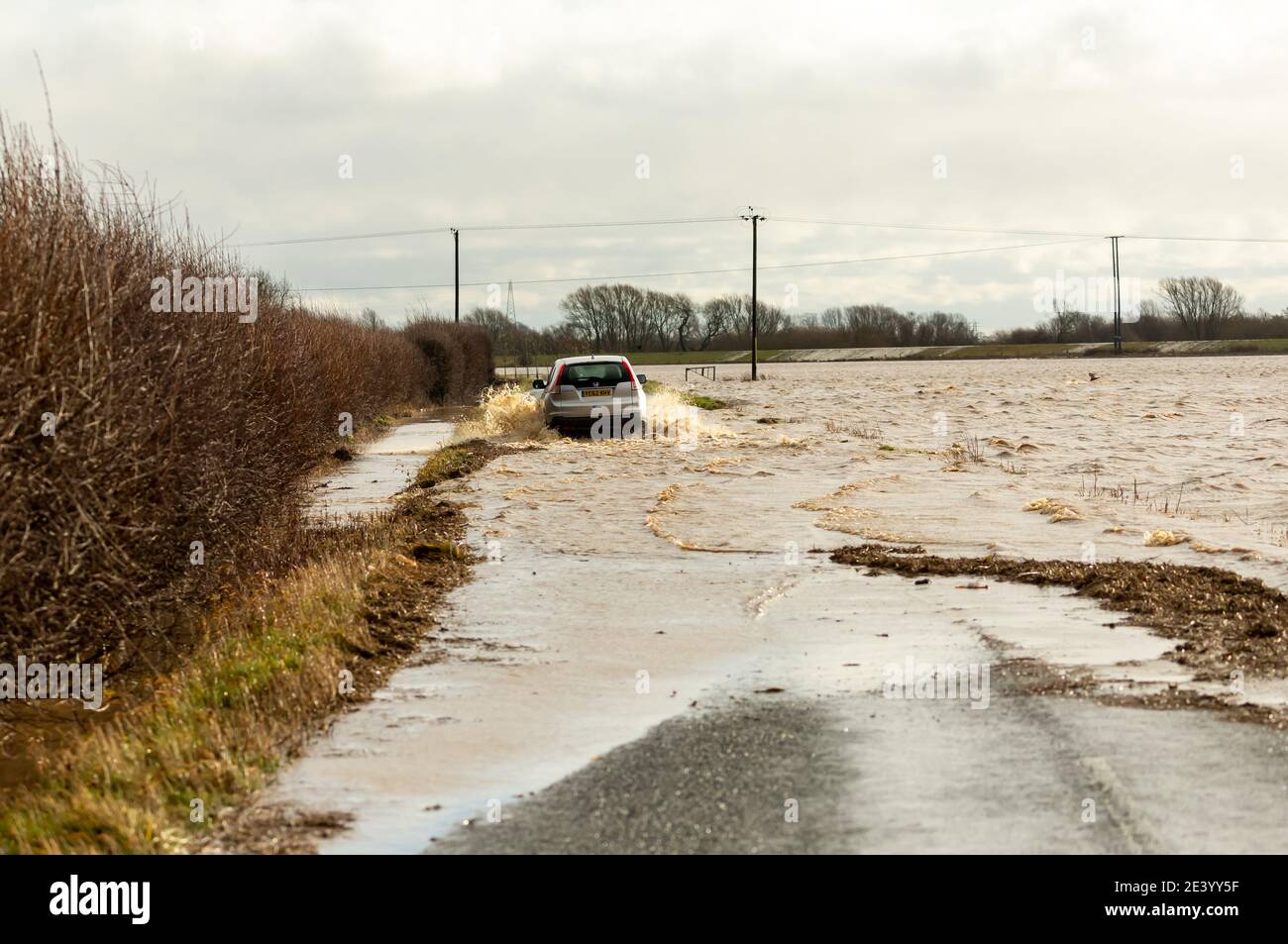 Voiture traversant les eaux d'inondation à Cawood, Selby, dans le North Yorkshire. La rivière Ouse a fait éclater ses banques inondant les terres agricoles à la suite de la tempête Christoph Banque D'Images