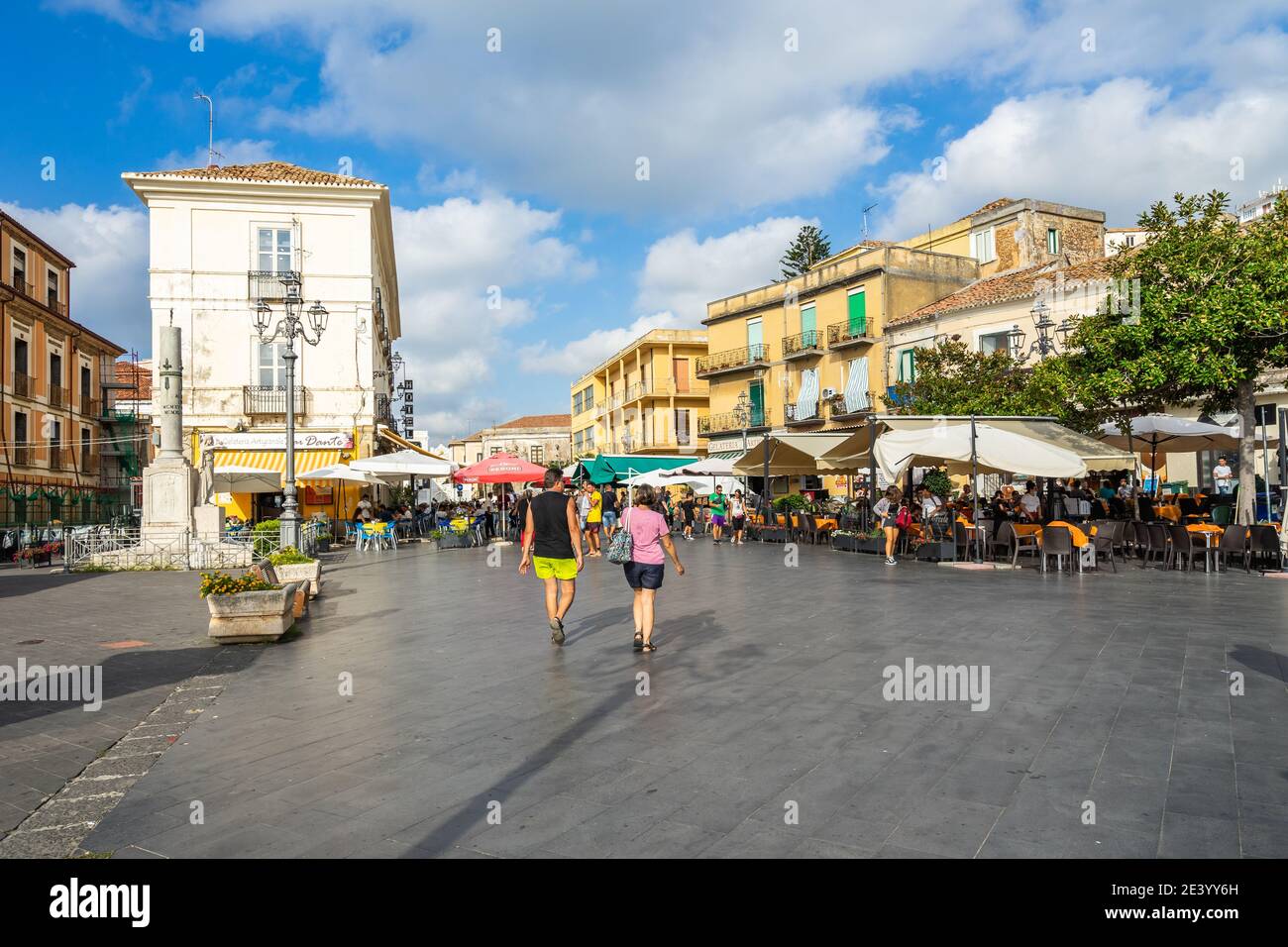 Pizzo, Calabre, Italie, août 2020 – touristes sur la place principale de Pizzo, plein de bars et restaurants pendant la saison estivale Banque D'Images