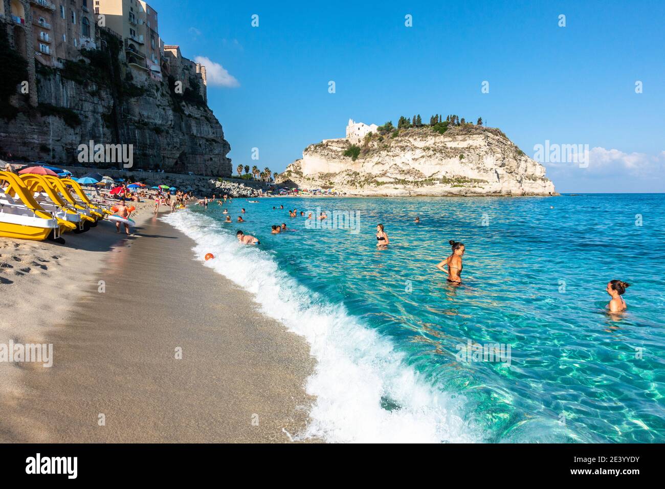 Tropea, Italie – août 2020 : les vacanciers nageant dans les eaux cristallines de Tropea, une célèbre station balnéaire de la région de Calabre Banque D'Images