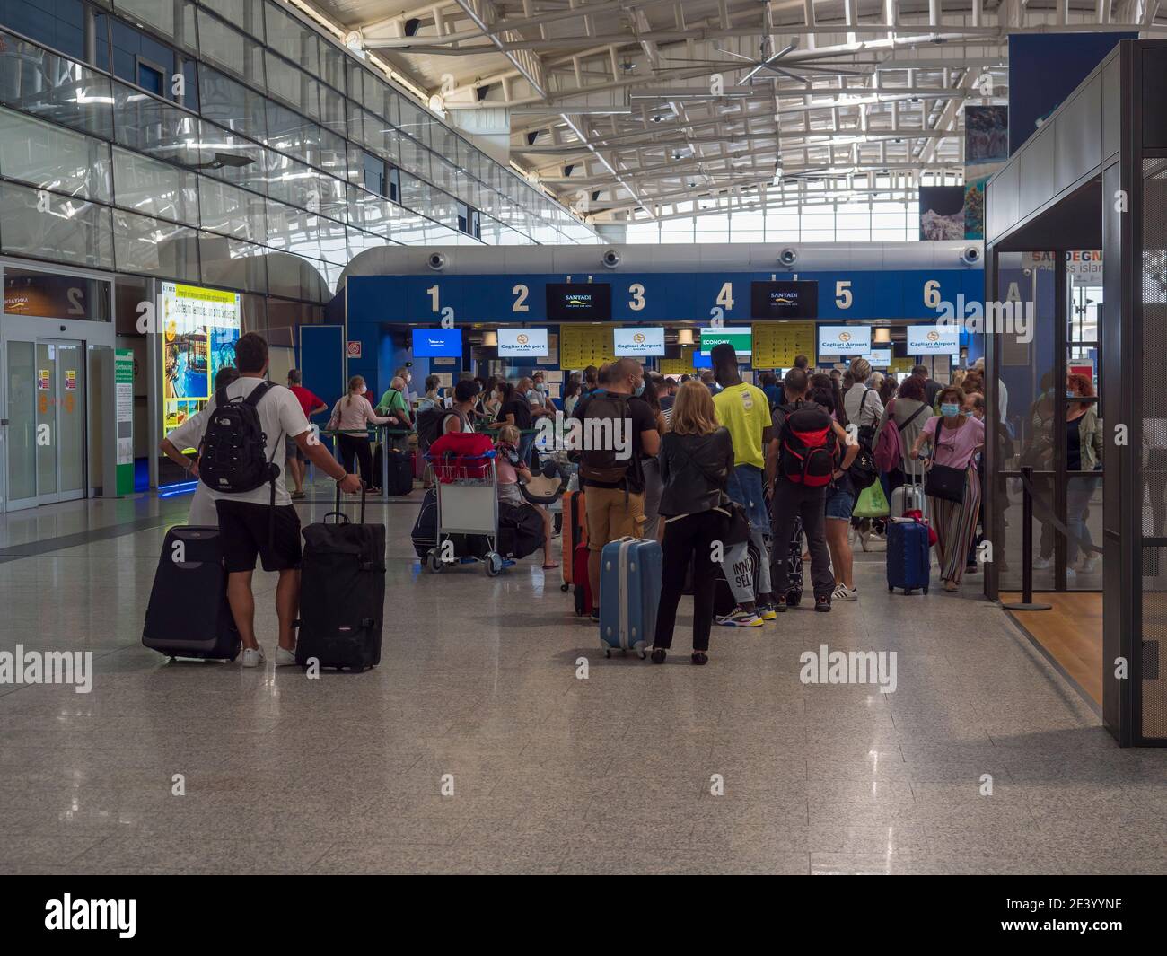 Cagliari, Sardaigne, Italie, 20 septembre 2020 : personnes attendant à qeue au comptoir d'enregistrement à l'aéroport de Cagliari Elmas. Les gens portent un masque et le gardent Banque D'Images