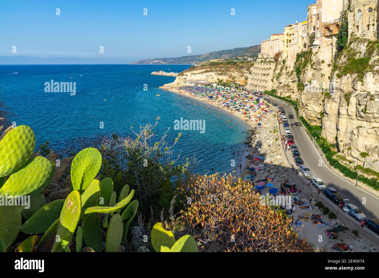 Vue sur la plage de Tropea depuis le sanctuaire de Santa Maria dell'Isola, Calabre, Italie Banque D'Images