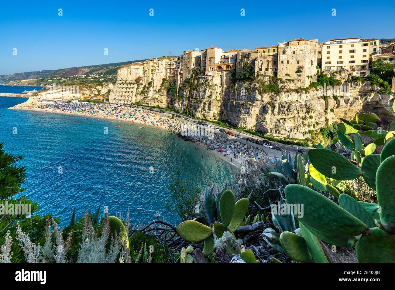 Panorama pittoresque de Tropea entre la végétation méditerranéenne vue de l'île de Santa Maria, Calabre, Italie Banque D'Images