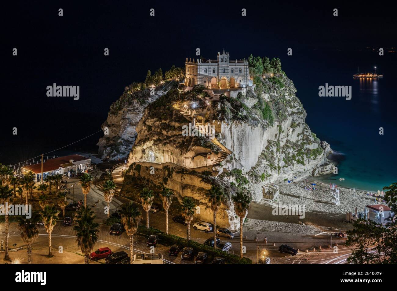 Vue de nuit du Sanctuaire de Santa Maria dell'Isola, la plus célèbre vue de Tropea, Calabre, Italie Banque D'Images