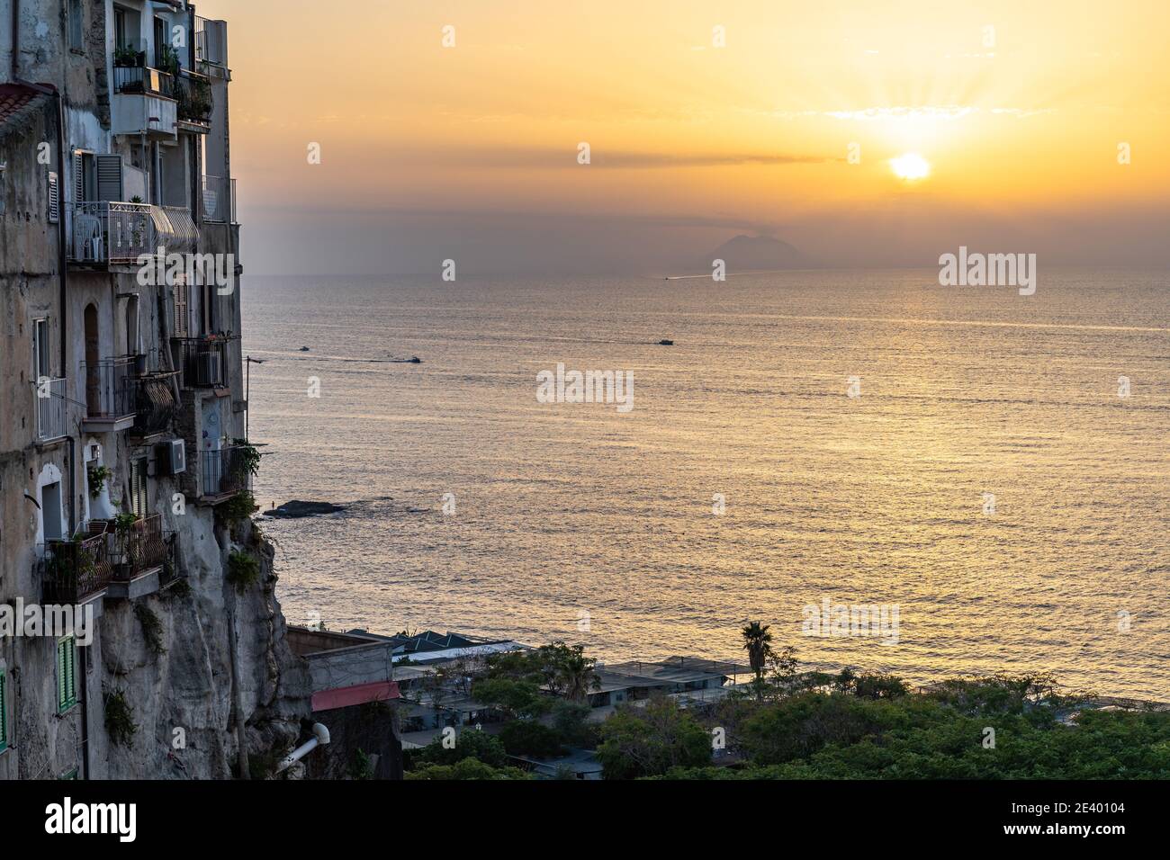 Coucher de soleil panoramique depuis le centre historique de Tropea, Calabre, Italie Banque D'Images