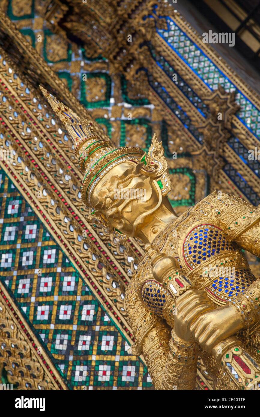 Golden Kinnara staue au temple Wat Phra Kaew à Bangkok, Thaïlande Banque D'Images