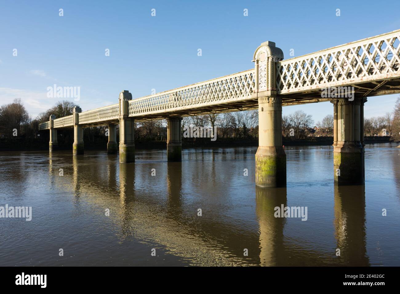 Le Kew Railway Bridge de W. R. Galbraith enjambant la Tamise sur Strand-on-the-Green, Chiswick, Londres, Royaume-Uni Banque D'Images