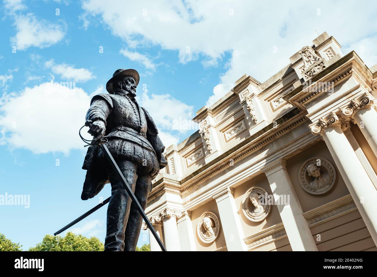 Statue de Sir Walter Raleigh devant la chapelle du Royal Naval College, Old Royal Naval College, Greenwich, Londres, Angleterre, Royaume-Uni Banque D'Images
