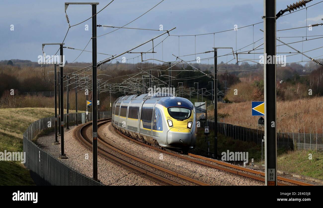 Un train à grande vitesse Eurostar e320 part en direction de la France et traverse Ashford dans le Kent. La crise continue de la COVID-19 l'a forcé à réduire les services par rapport au niveau normal de plus de 50 trains par jour, avec une baisse de 95 pour cent du nombre de passagers. Date de la photo: Jeudi 21 janvier 2021. Banque D'Images