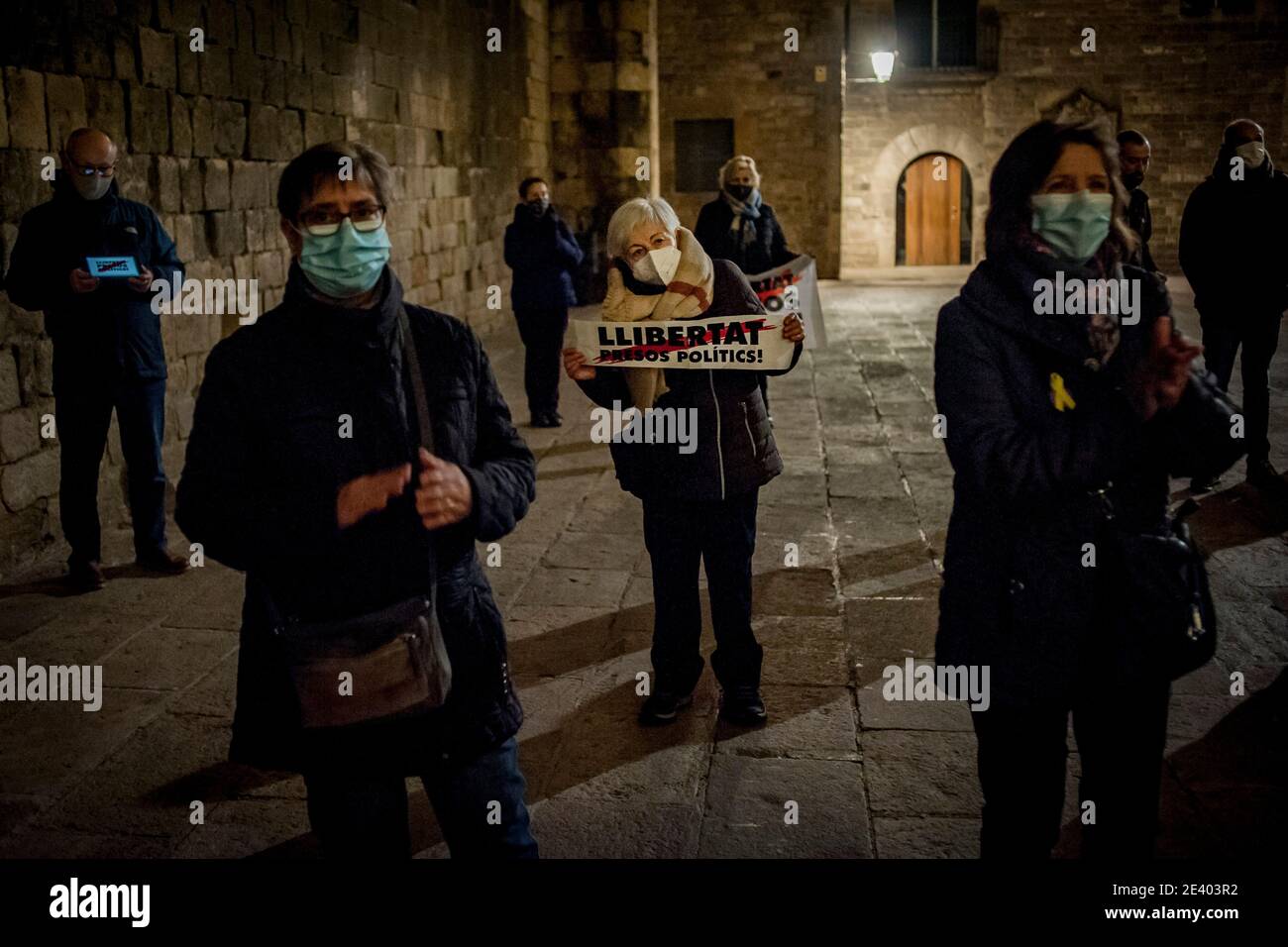 Une femme âgée tient une bannière lisant les prisonniers politiques de la liberté tandis qu'un groupe de personnes se rassemblent à Barcelone pour soutenir les politiciens séparatistes catalans qui restent en prison et ceux en exil. Banque D'Images