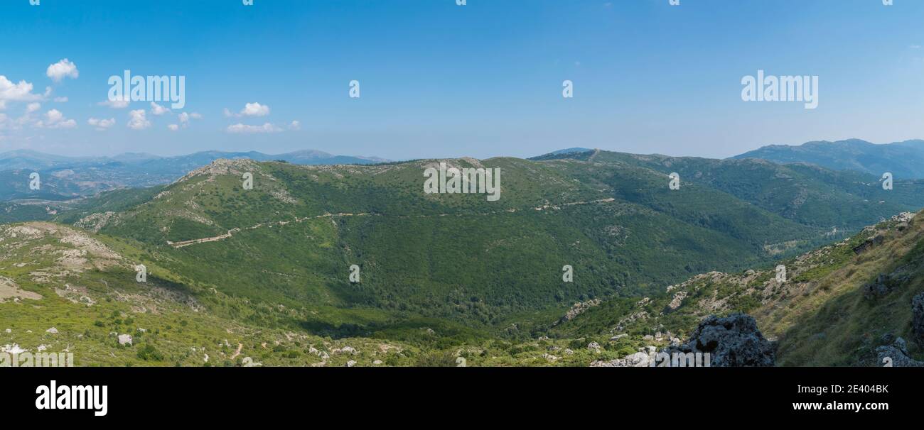 Vue panoramique depuis la tour de calcaire blanc Perda Liana, les imposants rochers, la colline de la forêt verte et la montagne. Parc national de Barbagia, Central Banque D'Images