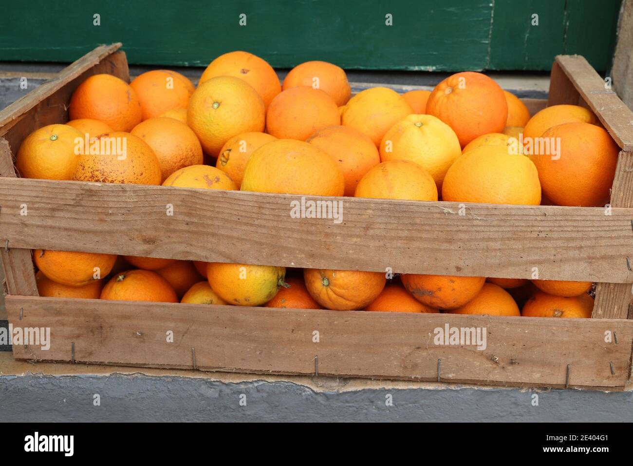 Boîte d'oranges fraîches dans la région de l'Algarve, Portugal. Fruits portugais. Banque D'Images