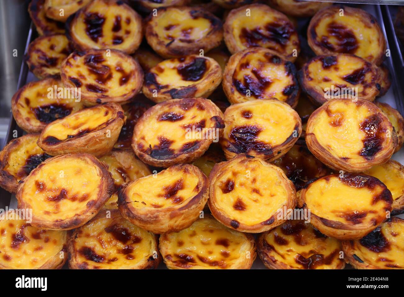 Cuisine portugaise. Pasteis de nata - tartes d'oeufs traditionnelles du Portugal avec remplissage crémeux. Banque D'Images