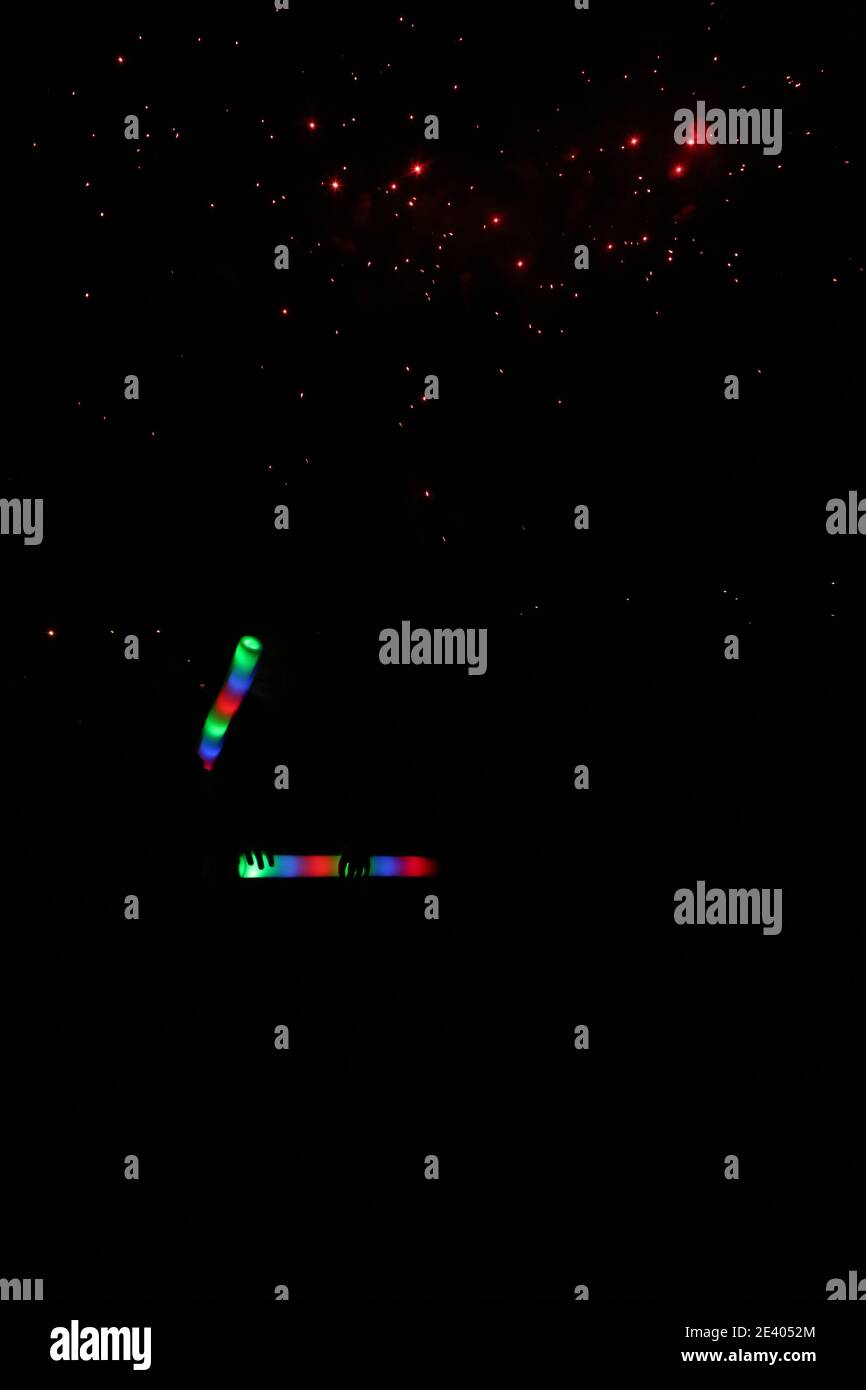 Bâton phosphorescent en plastique illuminé coloré utilisé lors des feux d'artifice Banque D'Images