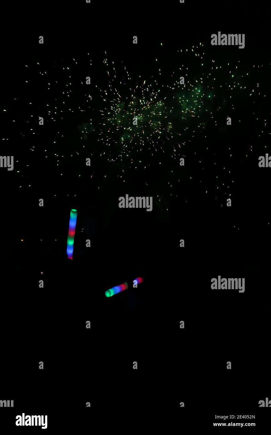 Bâton phosphorescent en plastique illuminé coloré utilisé lors des feux d'artifice Banque D'Images