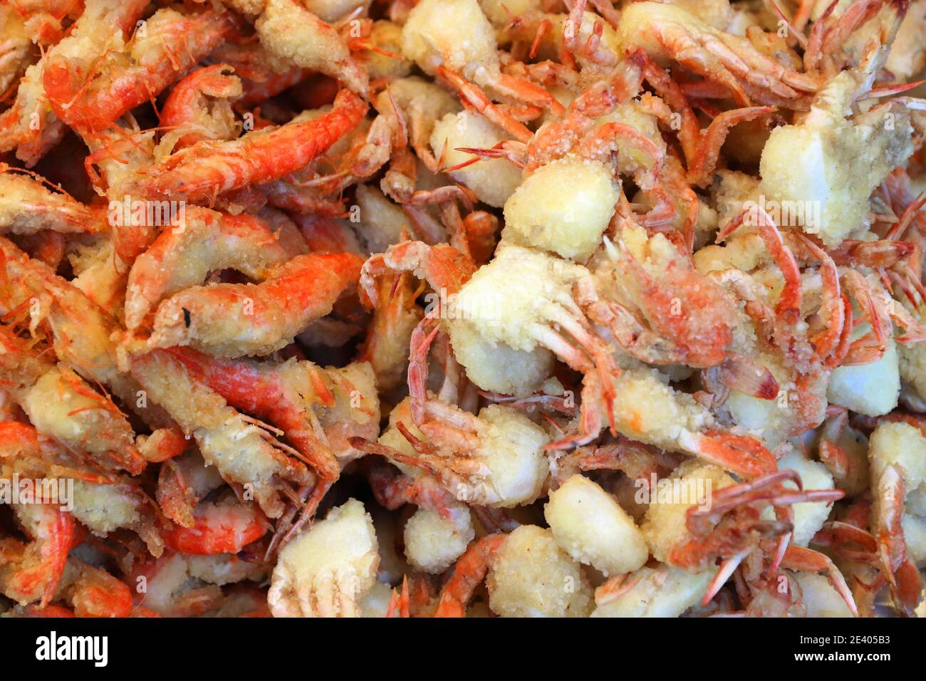 Marché alimentaire de Taïwan à Lukang. Crevettes roulées de boue rouge frite et crabes de taille mordiée. Banque D'Images