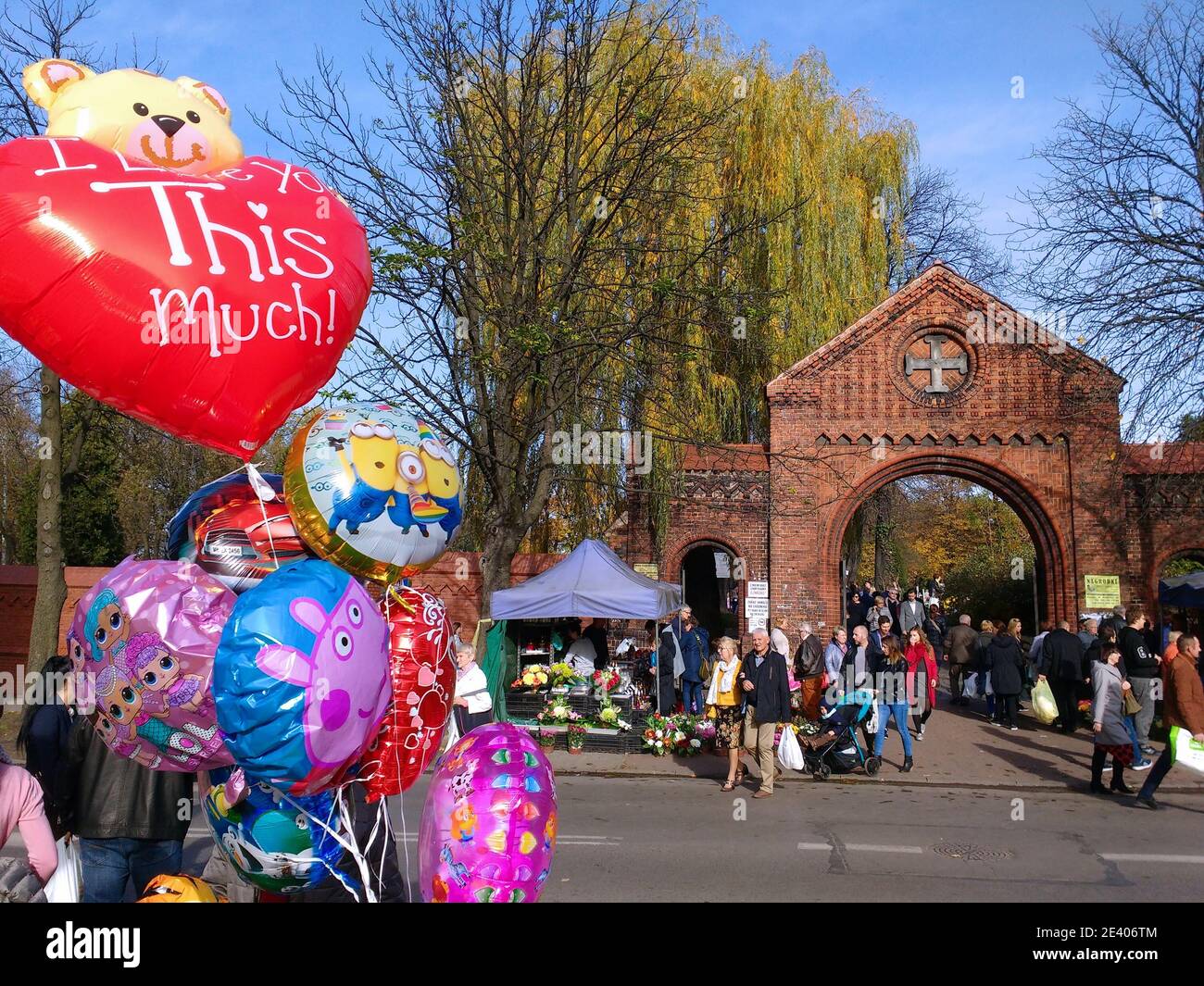 BYTOM, POLOGNE - 1er NOVEMBRE 2018 : les gens visitent les tombes pendant la Toussaint à Bytom. Les célébrations de la Toussaint aux cimetières sont l'une des plus importantes Banque D'Images