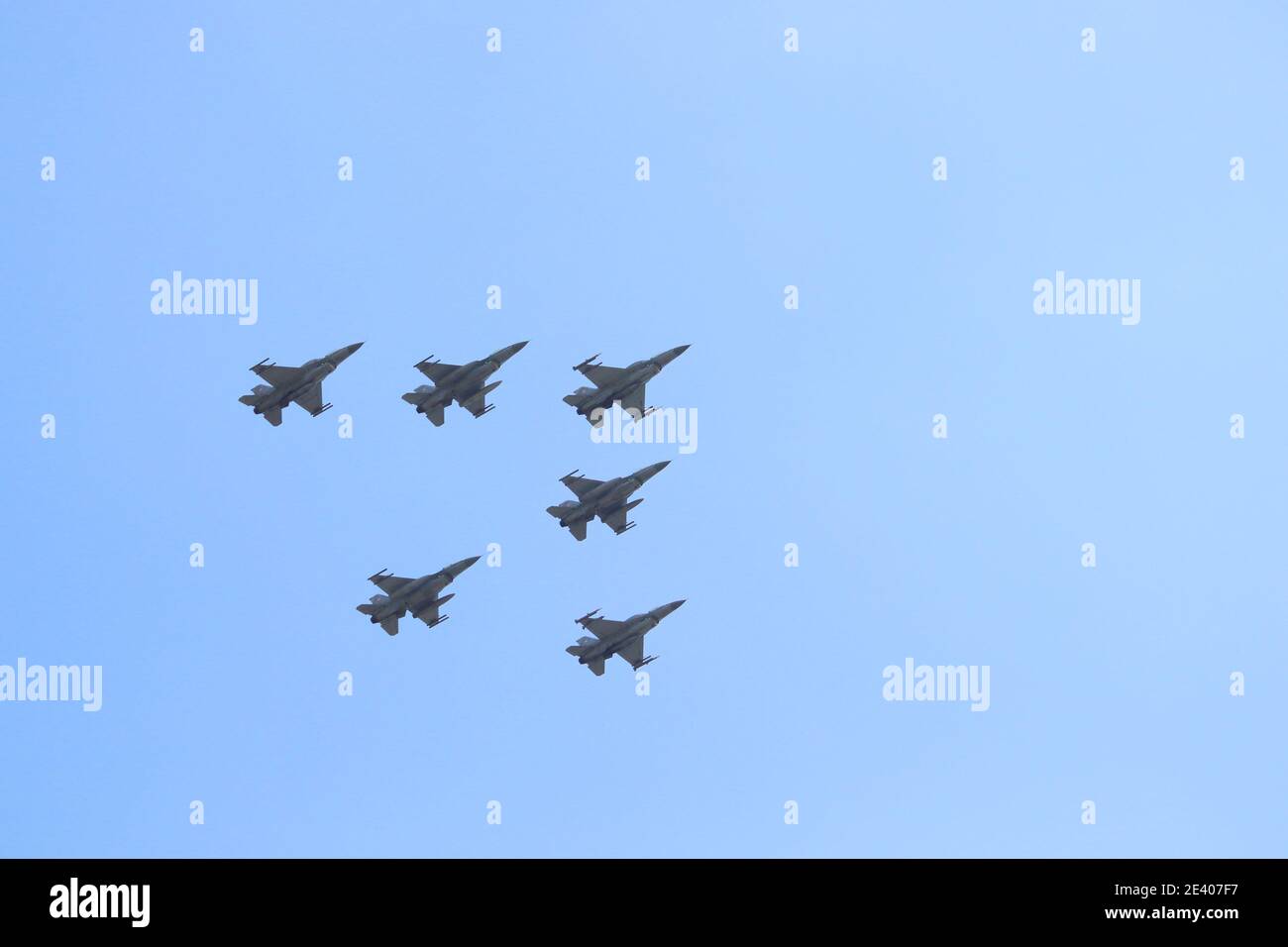 KATOWICE, POLOGNE - 15 AOÛT 2019 : spectacle aérien pour la Journée des forces armées à Katowice, Pologne. F-16 avion de chasse polonais de la Force aérienne survolant Katowice. Banque D'Images