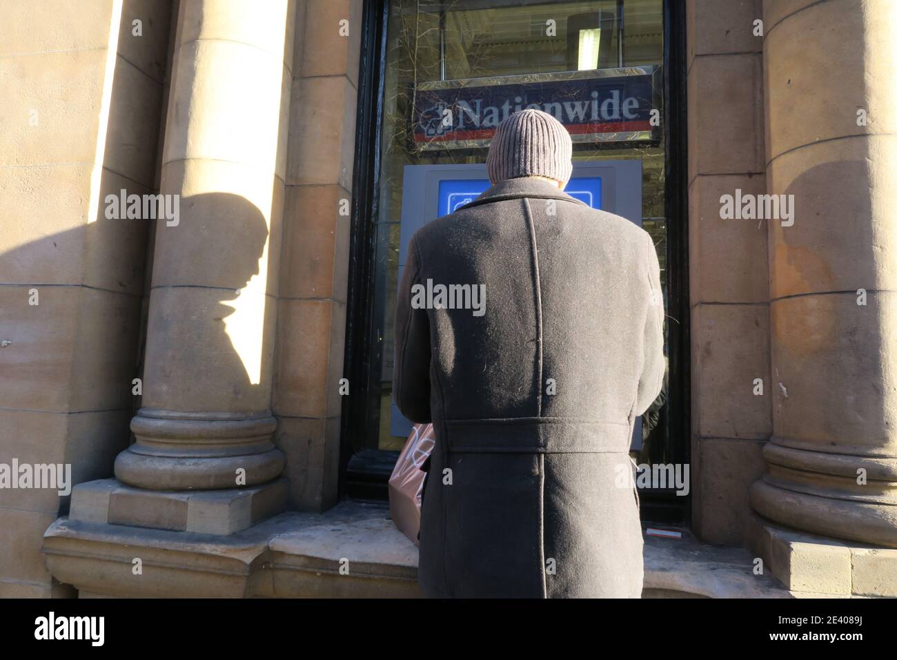 Glasgow, Écosse, Royaume-Uni, Street Life, Anonyme homme avec dos à la caméra utilise un ATM Banque D'Images