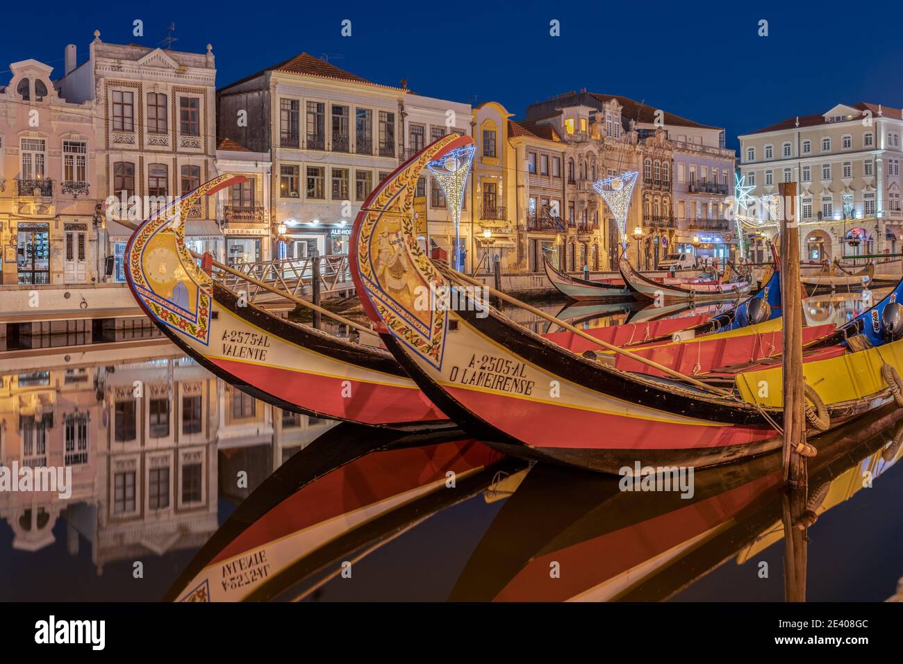 Image couleur de la rivière avec des bateaux Moliceiro sur la lagune la nuit, nord, Aveiro, Portugal janvier 2021 Banque D'Images