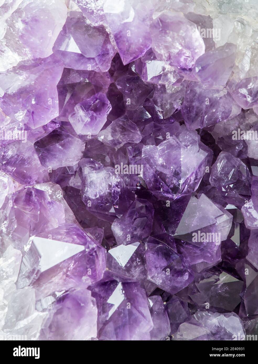 Vue rapprochée du grand amas de cristaux d'améthyste violet. Concept d'arrière-plan magique ésotérique. Banque D'Images