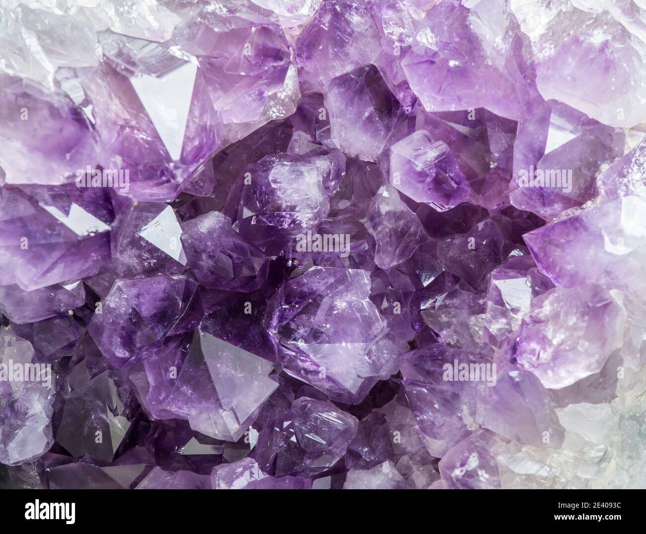 Vue rapprochée du grand amas de cristaux d'améthyste violet. Concept d'arrière-plan magique ésotérique. Banque D'Images