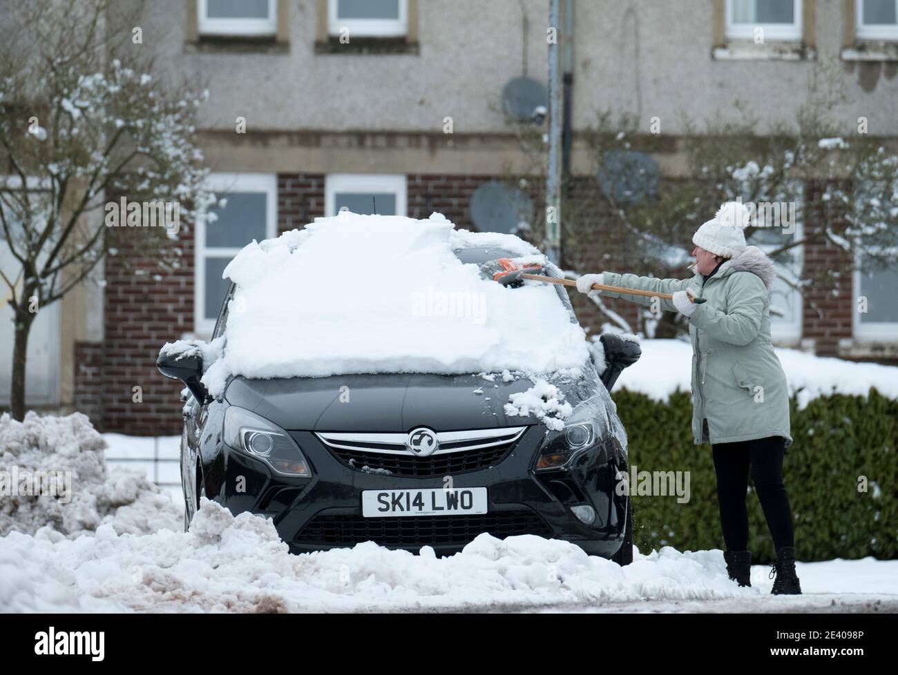 Météo, Storm Christoph : 21 janvier 2021. Marion McClymont élimine la neige de sa voiture dans le village de Forth, South Lanarkshire, Écosse, Royaume-Uni. Crédit : Ian Rutherford/Alay Live News. Banque D'Images