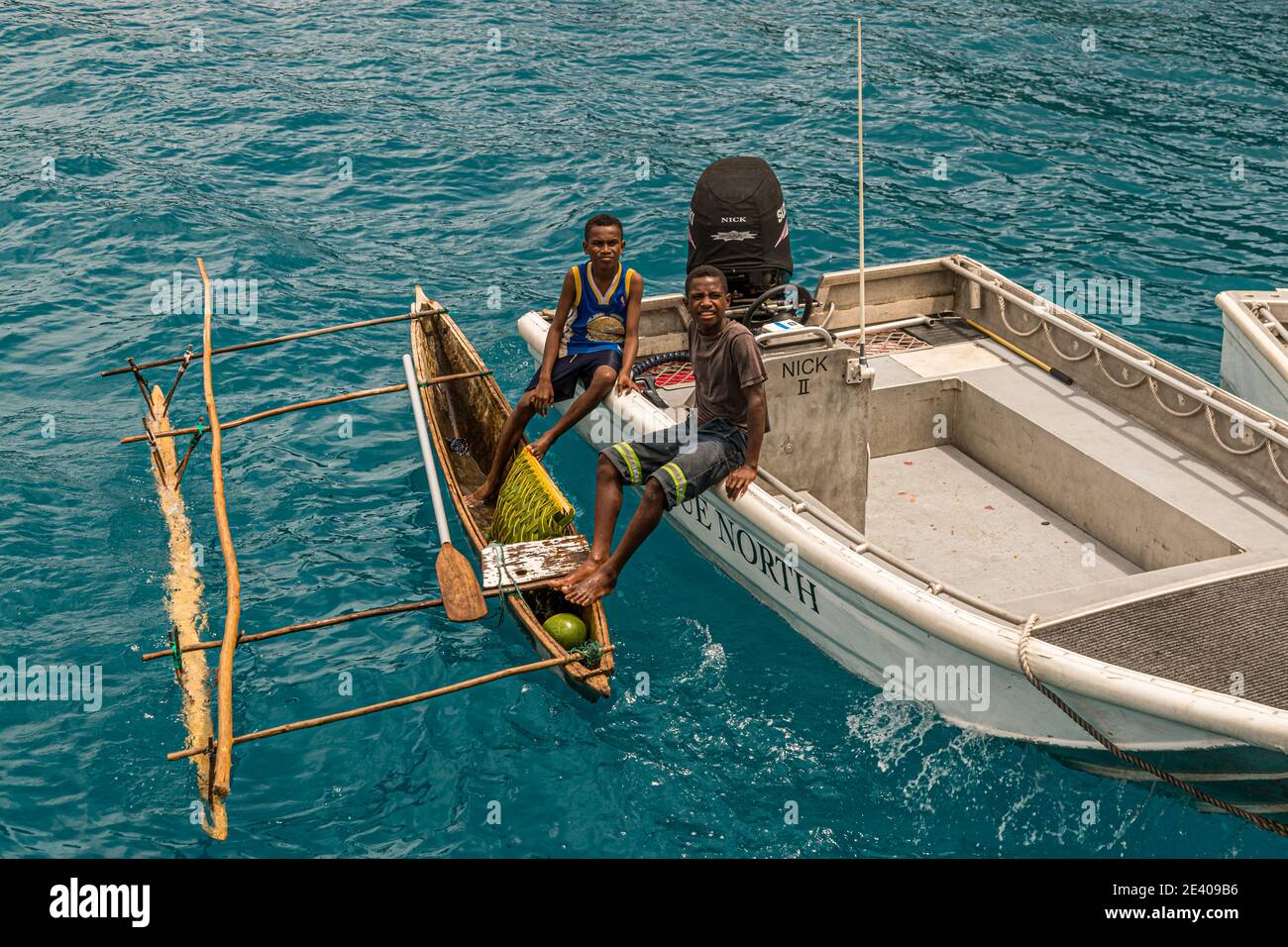 Canot en saillie devant le Nord véritable à l'île de Panasia, Papouasie-Nouvelle-Guinée Banque D'Images