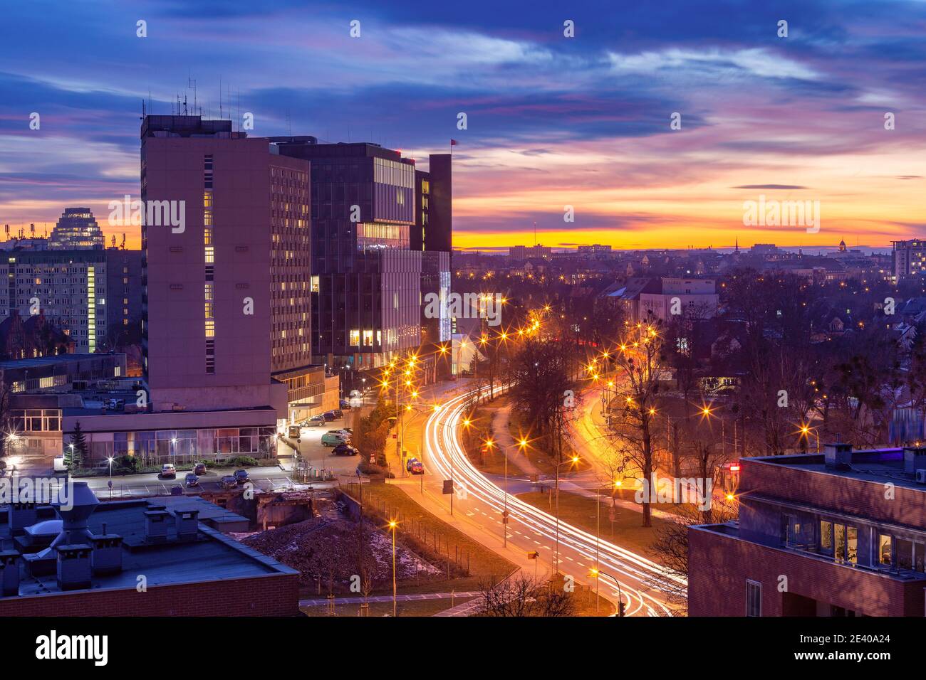 Vue panoramique aérienne de Poznan avec l'avenue Independence au coucher du soleil, Pologne Banque D'Images